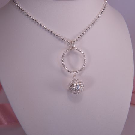 Ornament Perle aus Silber auf Kugelkette